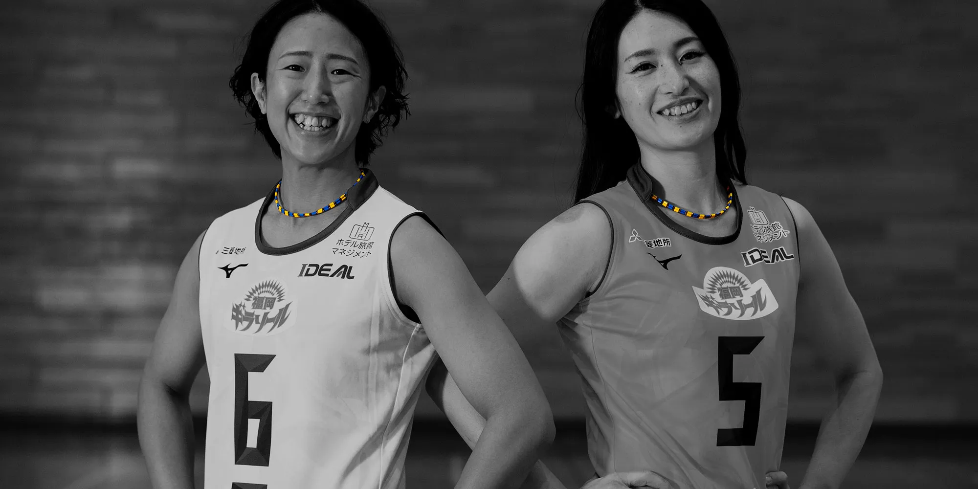 笑顔の2人の女性バレー選手